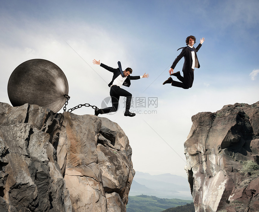 人类在两山之间跳跃在有重球图片