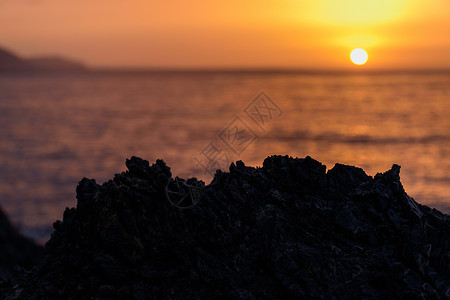 黄昏的海边美丽的日落图片