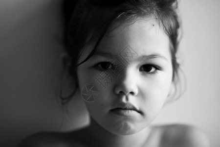 悲伤的小女孩的黑白肖像图片