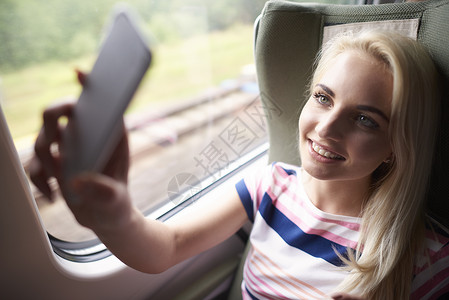 坐在窗户旁边的火车图片