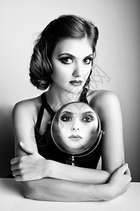 美丽的女人肖像与镜子图片