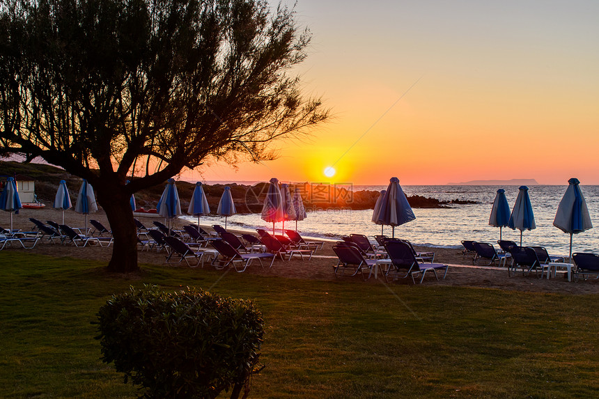 在希腊海岸的日落图片