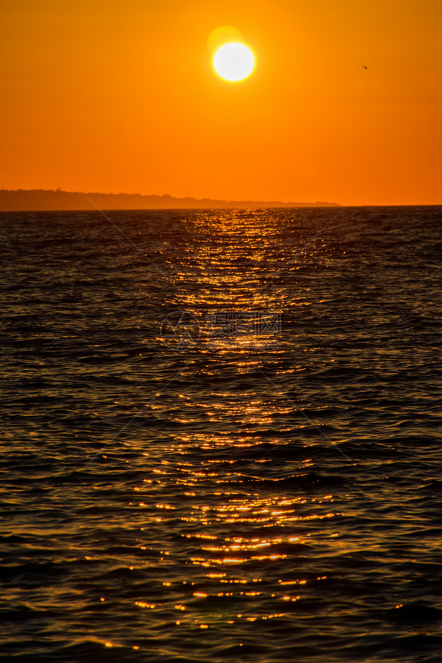 在希腊海岸的日落图片
