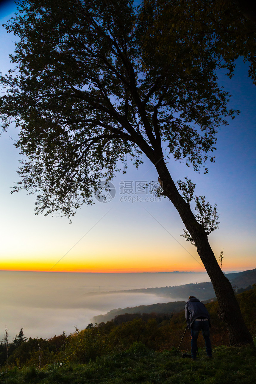 太阳在里雅斯特市下山而图片