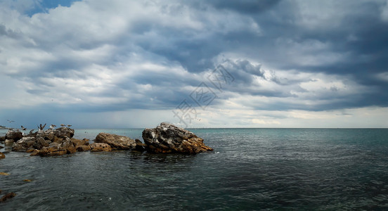 在保加利亚巴尔奇克市黑海岸的全景下图片