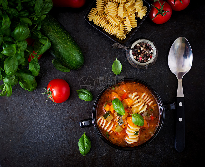 矿藏天文意大利菜汤和黑色背景图片