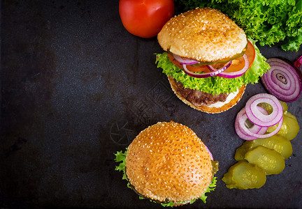 大美味汉堡包配牛肉泡菜番茄和黑色背景的鞑图片