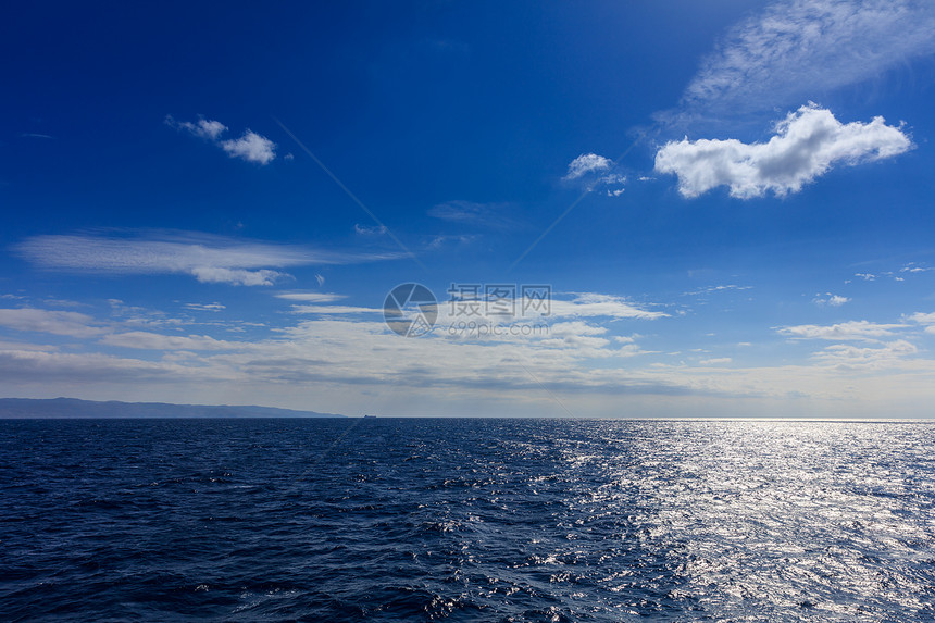 蓝天有云彩和海背景图片