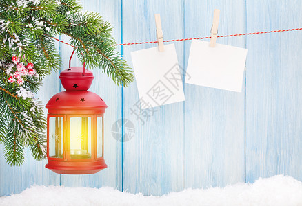 圣诞蜡烛和木制背景上的空白相框图片