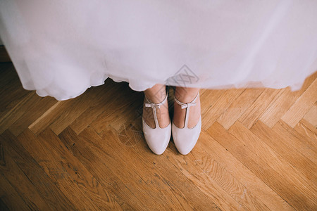 漂亮的时尚婚鞋背景图片