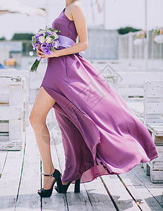 穿紫花裙子的美女图片