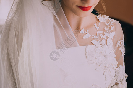 穿着白色婚纱的美丽新娘图片