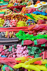市场中各种多彩甘蔗和糖果图片