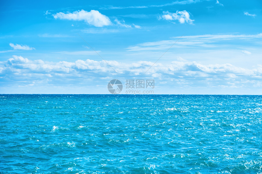 白云的海水和蓝色天空自然背景的海图片