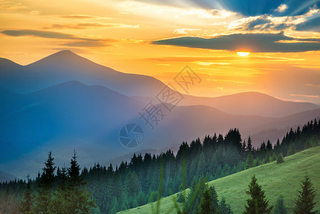 山上美丽的夕阳天空的风景和阳光照图片