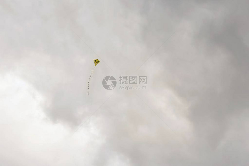 Kite在美丽的秋天风日飞行蓝天空背景图片