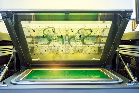 自动生产印刷电路板微芯片的图片