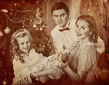 带着孩子穿圣诞树的家庭的画像父亲他的妻子和女图片