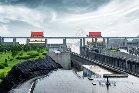 长江三峡大坝在雨中背景图片