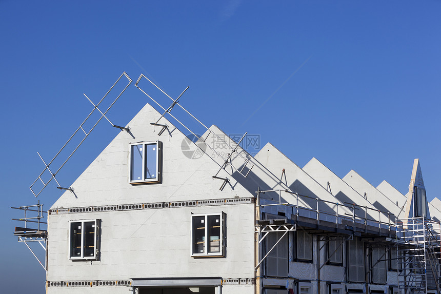 在荷兰建造有预制墙房屋的建筑工图片