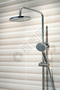 方形淋浴头室棕色瓷砖花洒淋浴图片