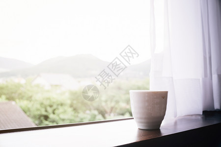 日本的茶杯在窗户上在Yuufiin图片