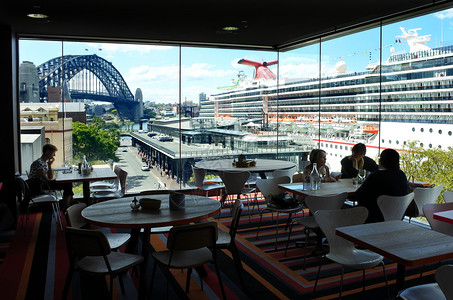 游轮停泊在悉尼湾客运码头公共游轮和远洋班轮运输基础设施大楼图片