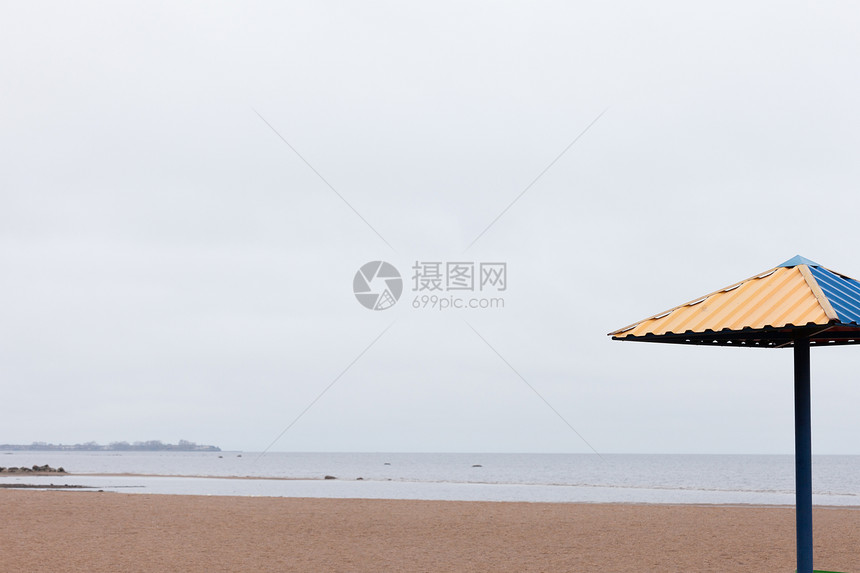平静的海面景观sanshade在岸边图片