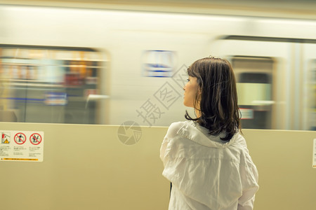 亚裔青年女子等待地铁图片