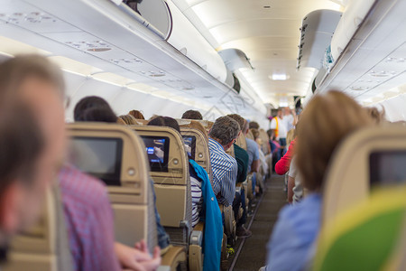 现代商营飞机内有乘客坐在座位上等待塔伊图片