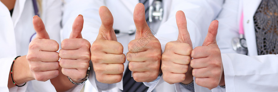 三位医生在行中用拇指向上显示OK手势高水平的服务图片
