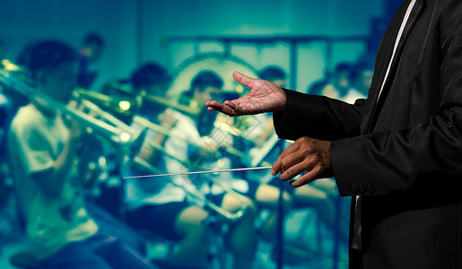 乐团指挥员在排练时将经典音乐队的模糊照片音乐概念带过图片