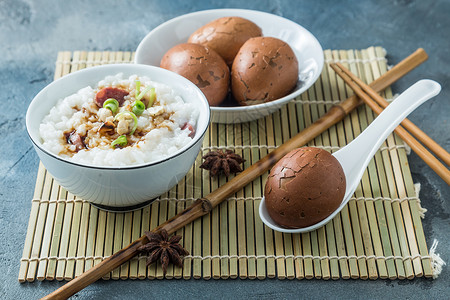茶叶蛋配米粥中式早餐图片