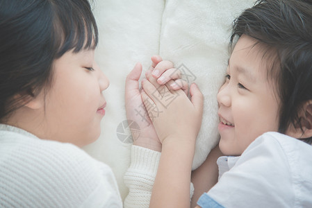 可爱的亚洲儿童睡觉和手牵的顶视图图片