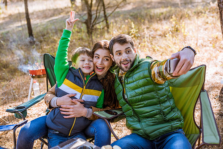 快乐的笑家庭在野餐中玩乐在秋图片