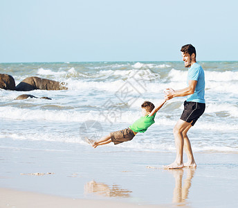 快乐的家庭在玩海滩游戏图片