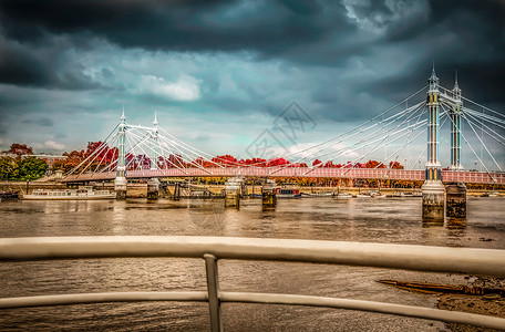 泰晤士河沿岸的切尔西桥图片