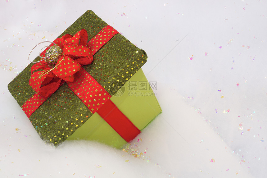 带红丝带蝴蝶结的雪地礼物或礼物盒图片