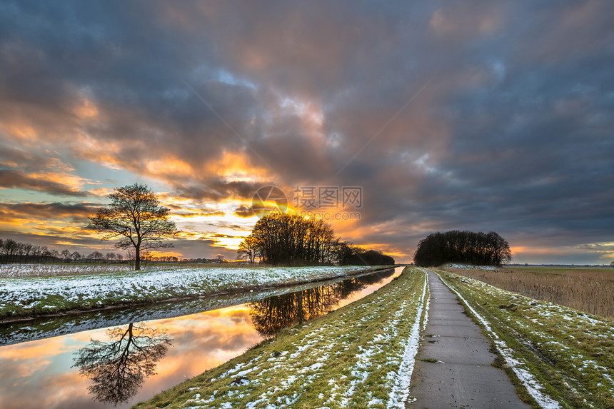 流经荷兰弗赖斯兰平坦的雪平乡地的低地河流T图片
