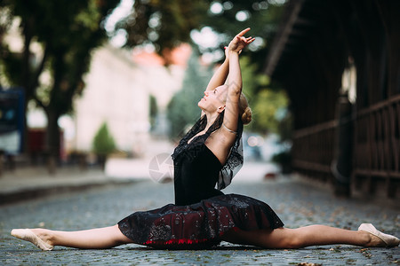 芭蕾舞女演员在街上劈叉背景图片