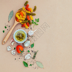 意大利食品概念面食与蔬菜橄榄油调味用香料草本迷迭香百里香欧芹和香菇图片