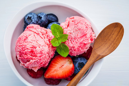 紧贴冰淇淋混合果子莓蓝莓草莓和薄荷叶图片
