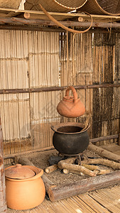 在炭炉上的泰国传统陶罐图片