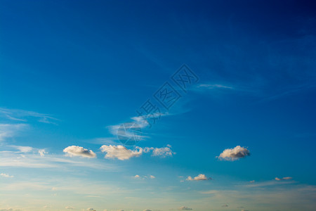 蓝色多云的天空白色和灰色的云彩图片