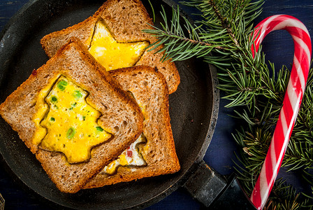 用圣诞树和星形状的炒鸡蛋烤面包图片