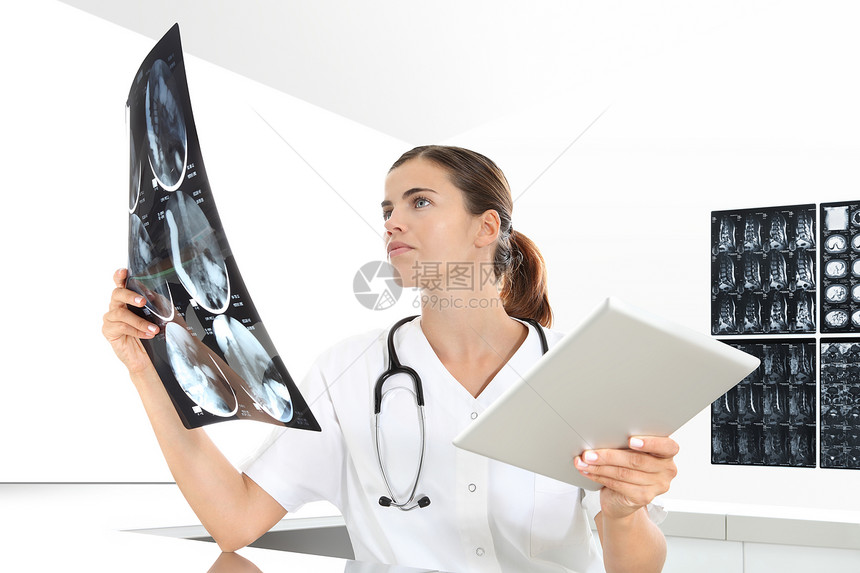 放射科妇女检查X光图片