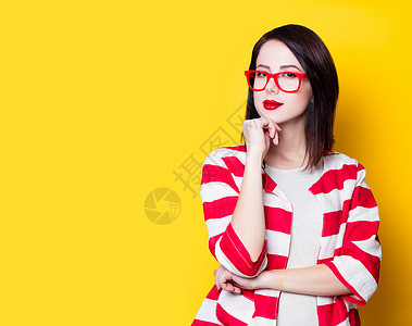 黄色背面戴眼镜的长相女英背景图片