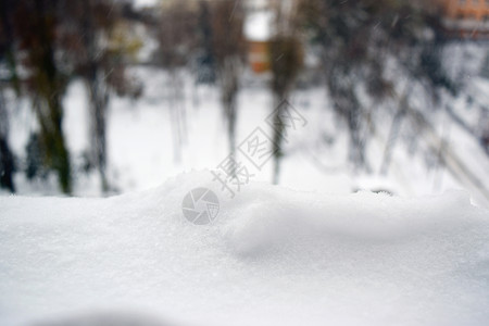 窗台上的雪地漂浮在冬季城市图片