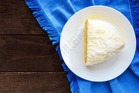 甜美的海绵蛋糕和奶油香蕉层图片
