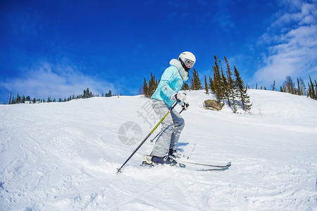 在山上滑雪的年轻女孩山上阳图片